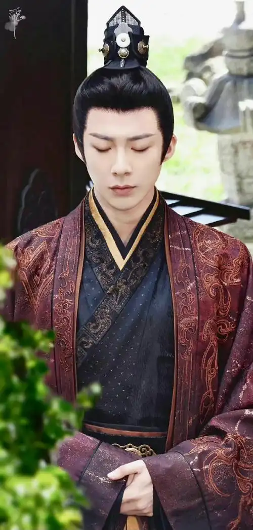 刘宇宁怼脸路透#刘宇宁新剧《折腰》怼脸路透束发古装 剑眉星目核帅