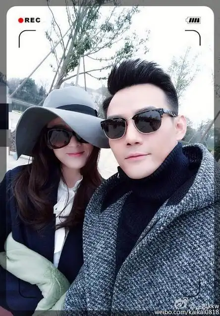 王凯与陈乔恩合影露微笑 网友赞:男才女貌