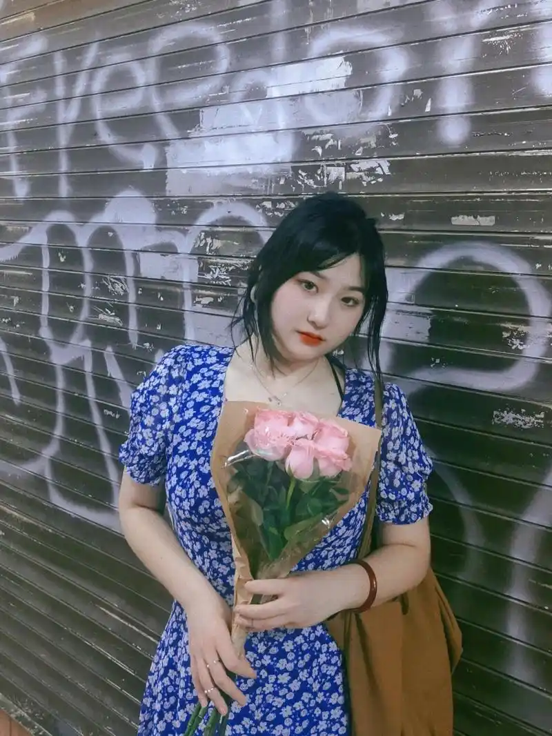 168cm|150斤|告别虎背熊腰!胖女孩也有夏天 蓝色的碎花连衣裙超吸睛!