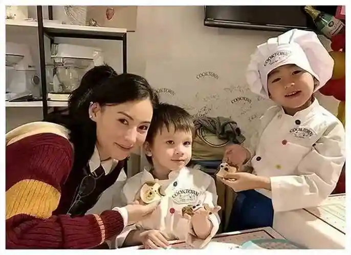 张柏芝与三胎生父的背景介绍据悉,张柏芝一直将三胎生父的身份保密得