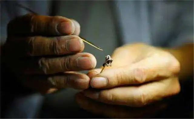 他是中国微雕大师2根头发丝上雕出260字怎么做到的