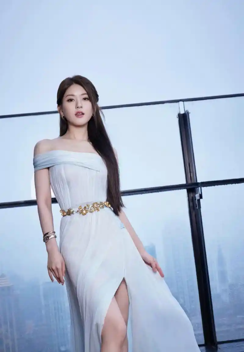 赵露思# 一袭白色溜肩长裙,肤白貌美的,白皙水嫩的大长腿,养眼吸睛.