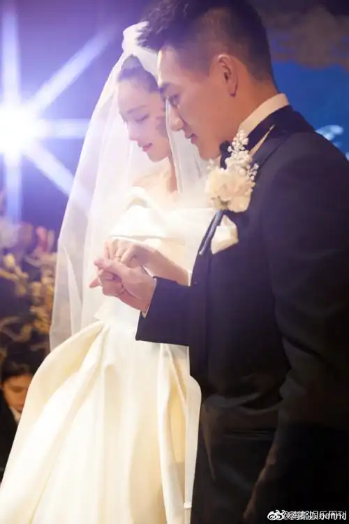 张馨予#微博分享婚礼内场高清照伴娘#姜尘#也发长文祝福好姐妹:"这就