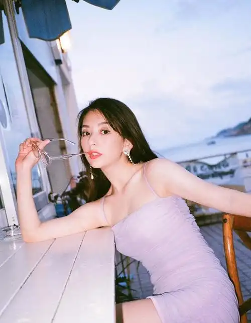 "天王嫂"方媛晒近照,穿吊带裙秀小蛮腰,老公郭富城视角美翻了