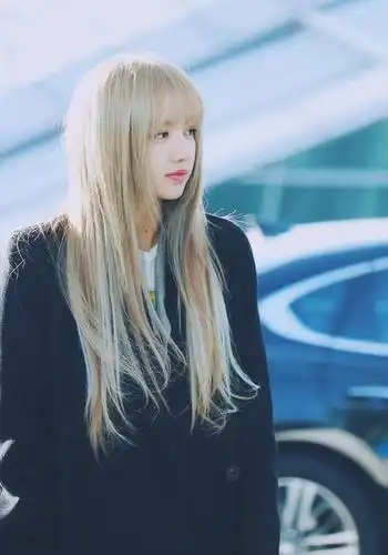 blackpink的lisa,新发色"人间芭比",什么颜色都hold住的小仙女!