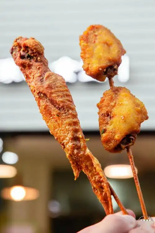 鸡翅先裹一层厚厚的粿粉再丢进油锅里炸,粿粉能让鸡翅炸出来的口感更