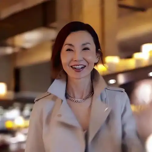 张曼玉最近很少出现在香港的巴塞尔艺术博览会上,她的出现引起了很多