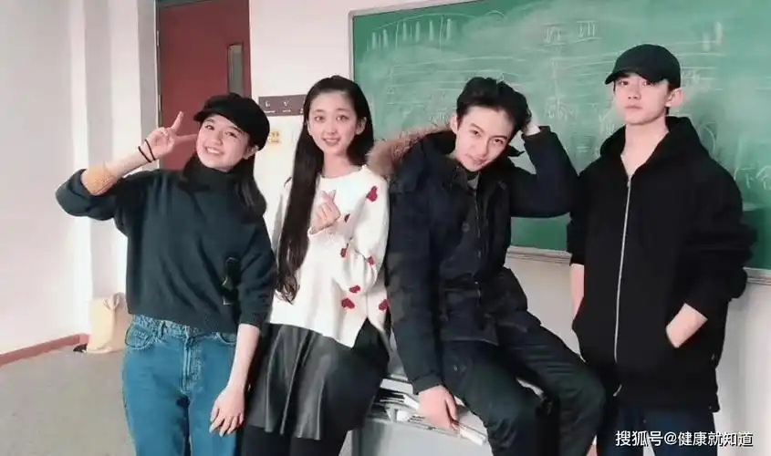 原创易烊千玺和同学的最新合照一身黑色套装双手插兜素颜也太帅