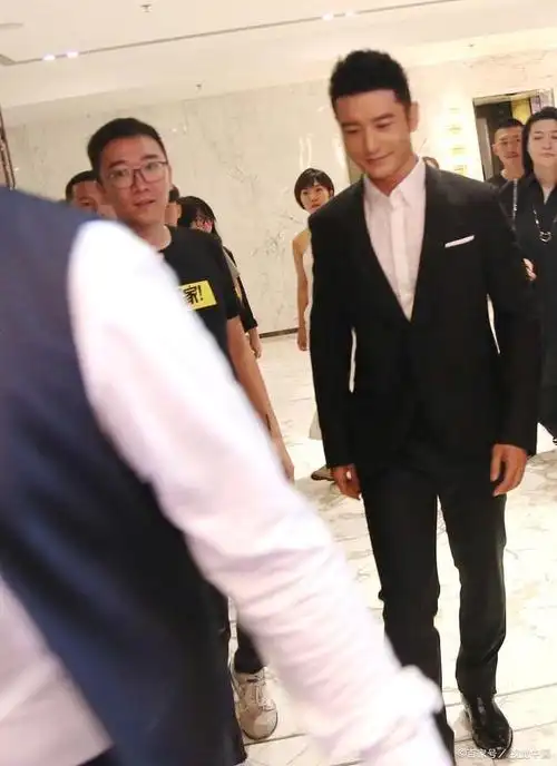 黄晓明晒脚背照回应