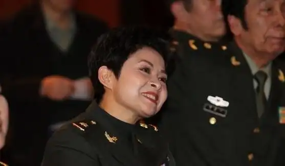 总政歌手白雪军装 - 搜狗图片搜索