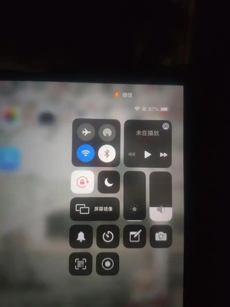 ipad2020有手电筒吗? 关了灯,想用ipad照亮结果没在上面找到手电筒.