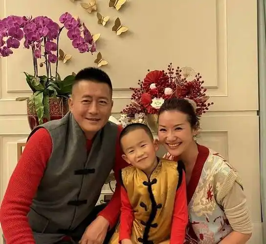 高曙光与富婆妻子庆结婚七周年!同框画面好温馨,相差17岁无代沟