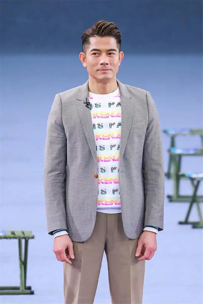 54岁郭富城看着真显年轻,简约私服时髦减龄,穿成大叔辈的教科书