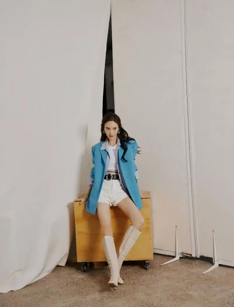 组图:金晨蓝白色格调写真公开 齐膝长靴大秀美腿又美又飒