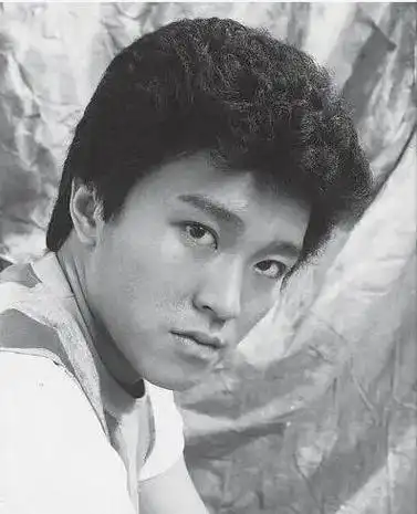 我翻看他的老照片,发现其实年轻的周星驰,不仅帅,也喜欢笑,不知道何时