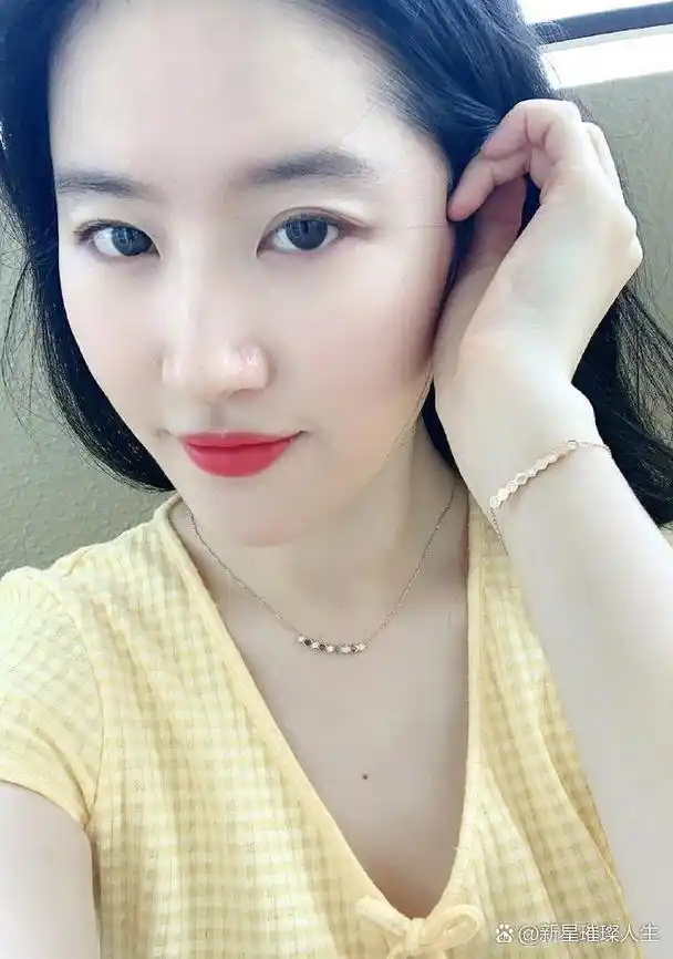 刘亦菲最近生活照,快四十的人感觉还像小姑娘一样清纯可爱