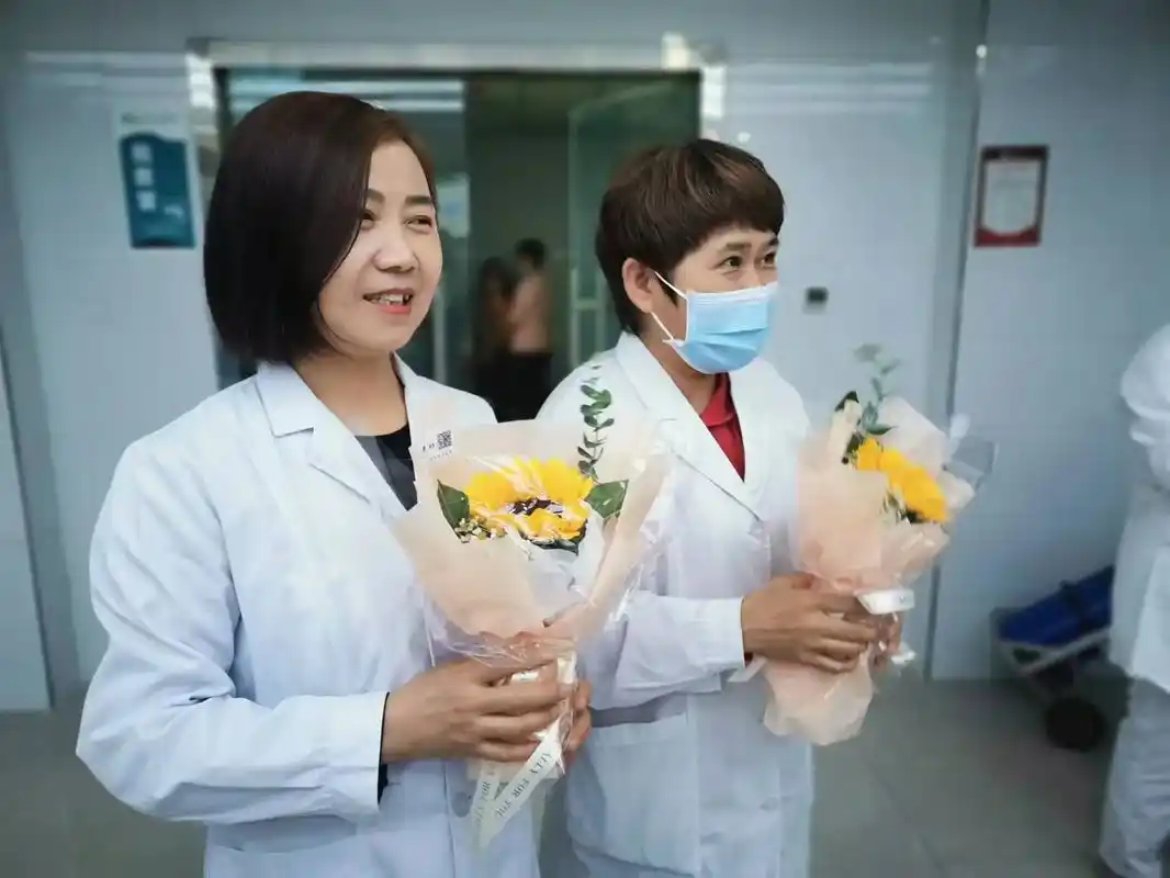 我们所有的医生祝护士姐妹们节日快乐!祝你们永远健康美丽!