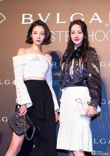 迪丽热巴和李溪芮同台,一个精致迷人,一个仙女气质范十足