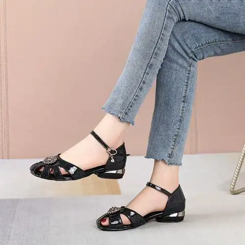 新款时尚一字扣带包头凉鞋女士头层牛皮中空粗跟真皮女鞋2022夏季