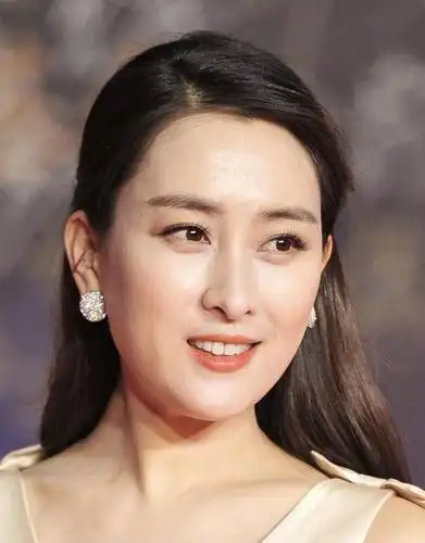 马苏又"火"了,身穿米黄色深v领吊带礼服裙亮相,华丽又高贵