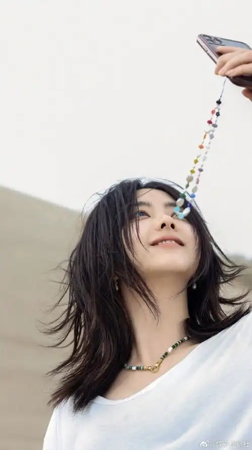 谭松韵去沙漠了