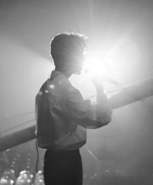 肖战#肖战背影照系列热爱是底色,真诚历千帆向光而行@x玖少年团肖浇