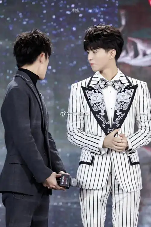 慈善宴:易烊千玺笑迎王俊凯,挪到小凯身边,做了个兄弟间的动作