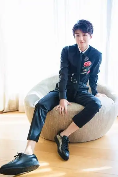 王俊凯出席品牌发布会 化身指挥官为爱拍摄微电影