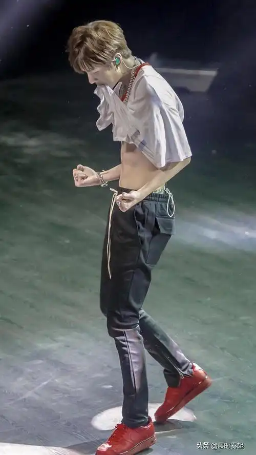 王一博腹肌图谁有给我看看