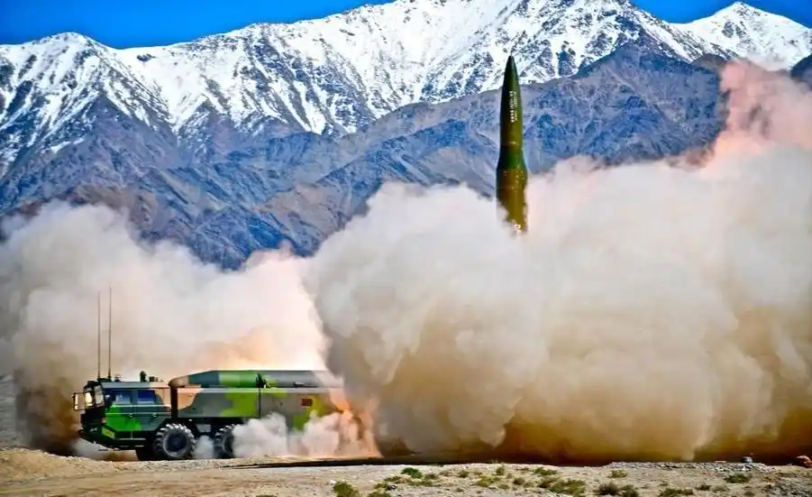 二炮最新东风16导弹发射照曝光