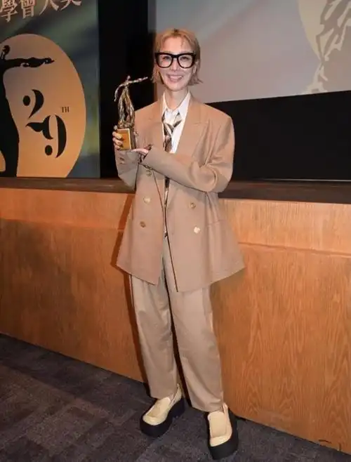 50岁郑秀文出席活动状态不佳,整个人瘦到脱相,身体状况令人担忧_腾讯