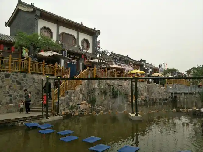 听说有热气球表演,想去看看,乘兴驱车前往白鹿原白鹿仓景区游览