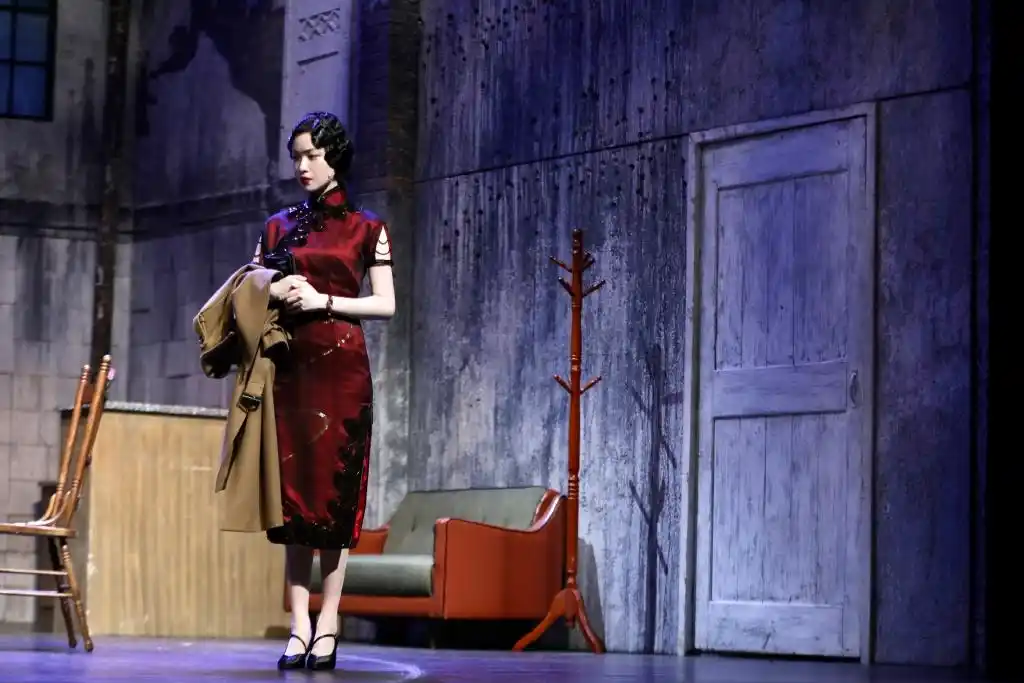 倪妮再次惊艳话剧舞台,两身旗袍装造型各具风情,又美出圈了