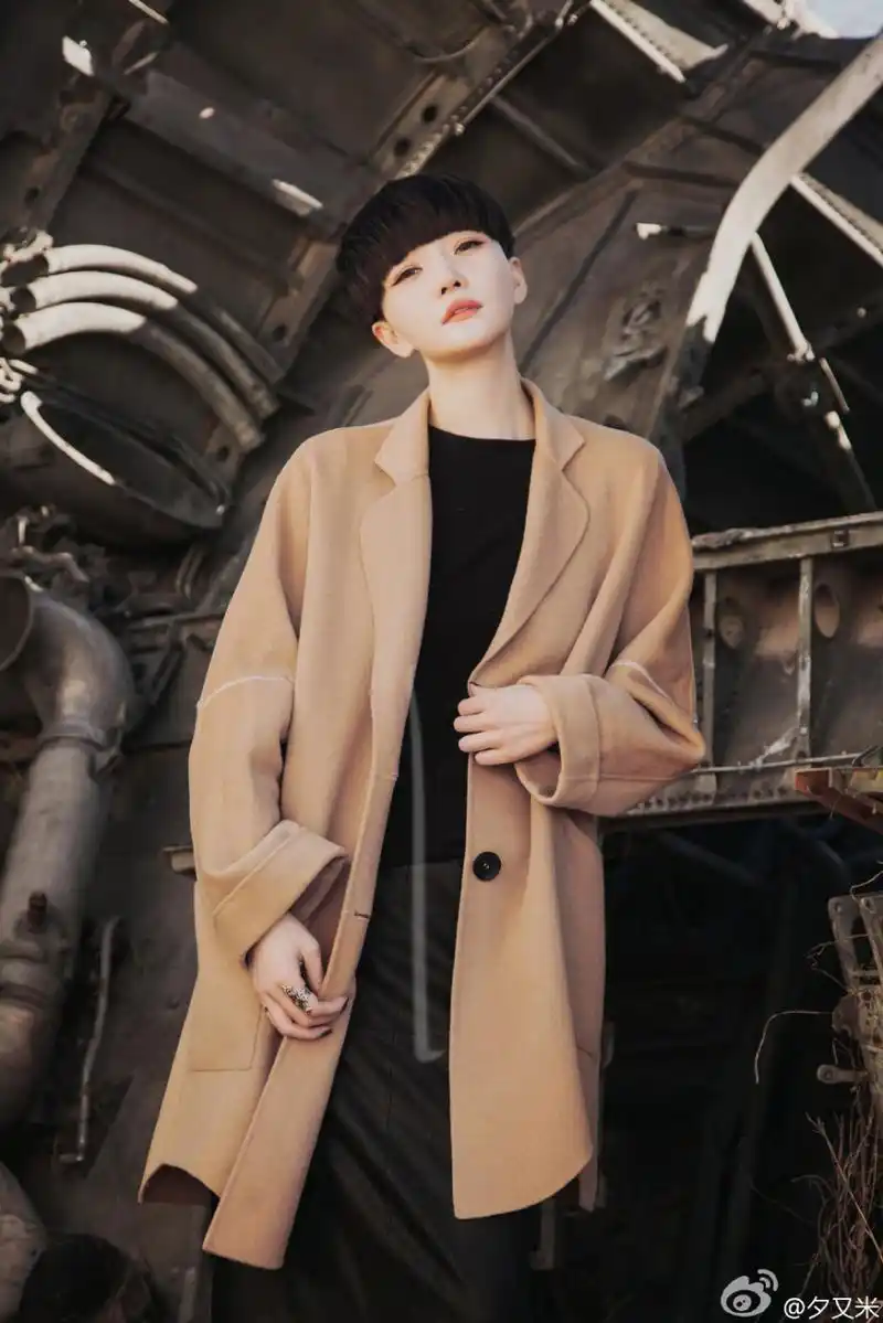 日前,高晓松前妻夕又米在微博晒出一组美照.