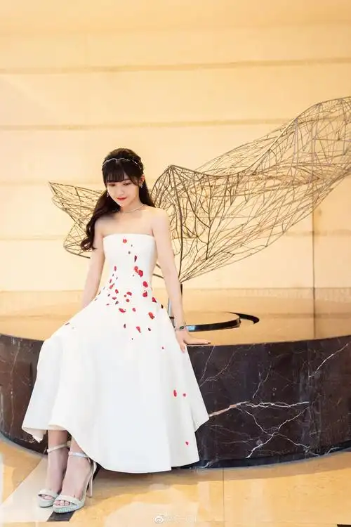 赖美云最新时尚大片释出身着opem玫瑰庄园风格白色礼裙