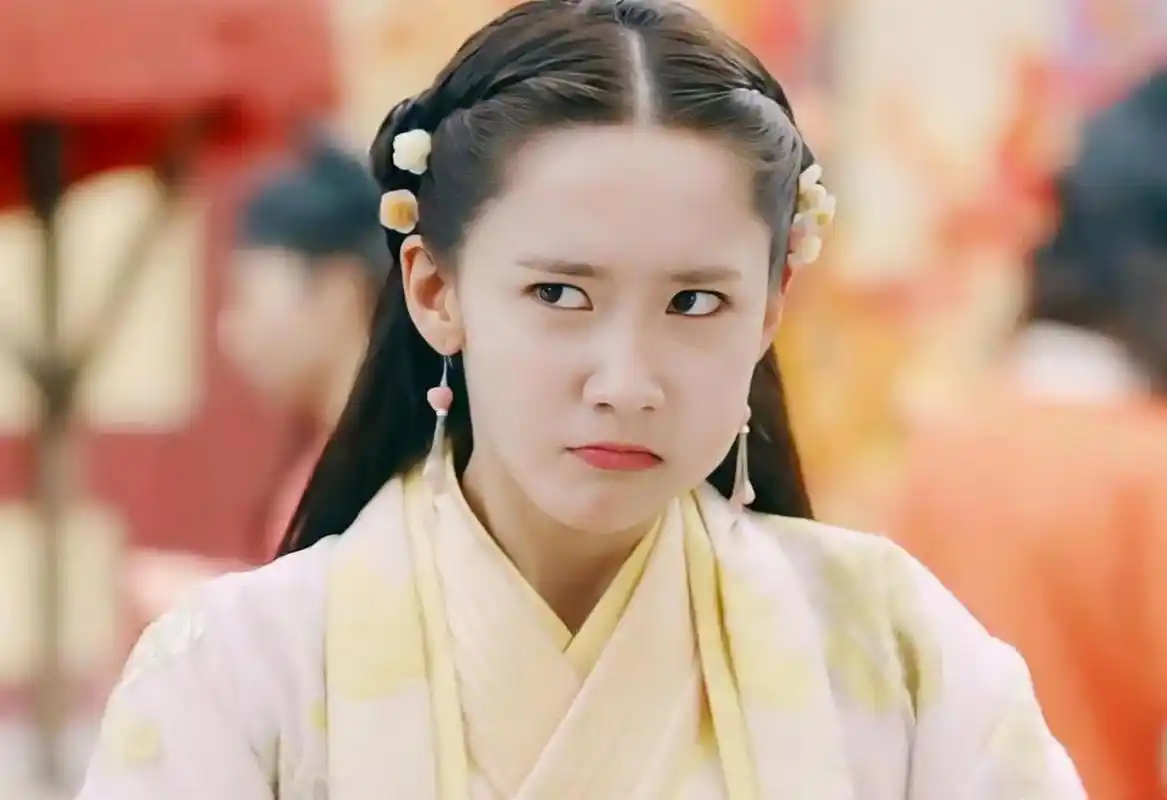 林允儿在《武神赵子龙》中饰演夏侯轻衣