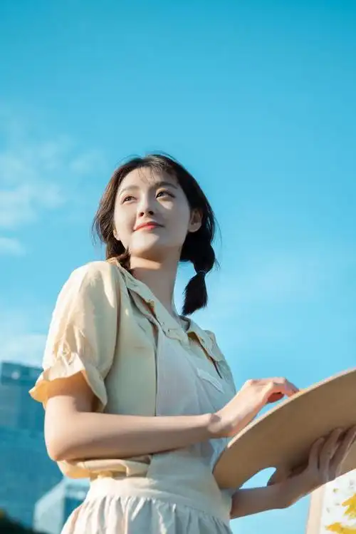 写真时,不仅姿势要丰富多变,机位和角度更同样需要多加转变,不论模特