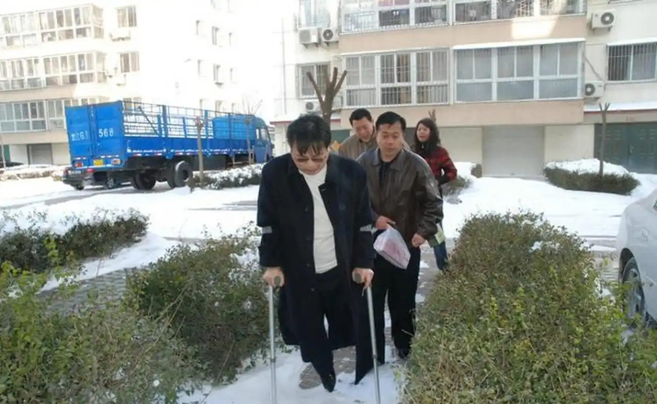 1987年,老山战斗英雄徐良,26岁上春晚名扬一时,然而,十年后,他却因一