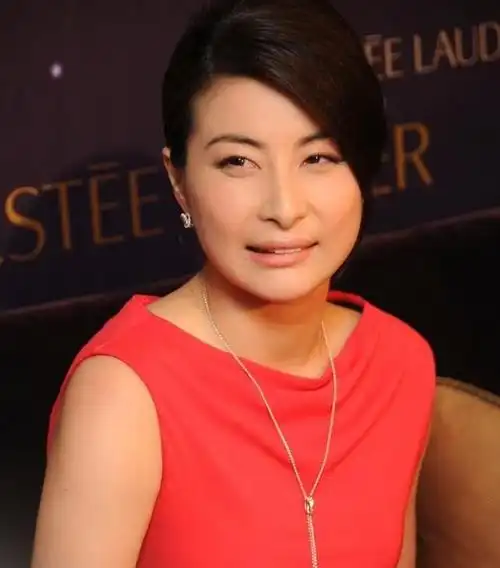 37岁郭晶晶近照曝光,身材发胖被疑怀第3胎?网友:有钱都不想生