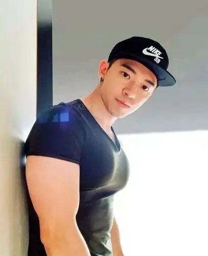 这样肌肉男胸肌你见过吗?