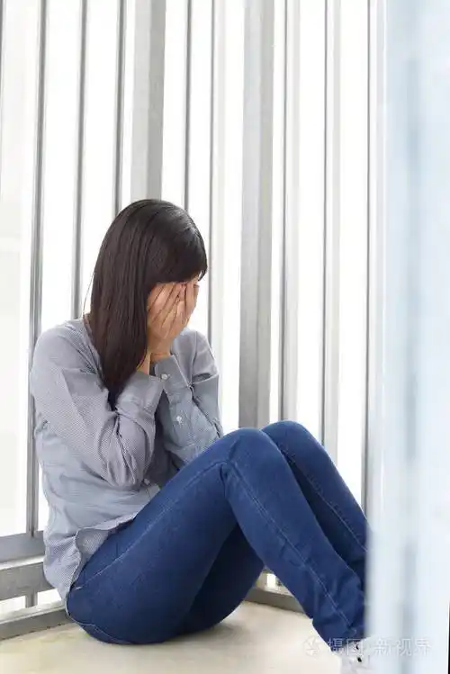 悲伤的年轻女人哭