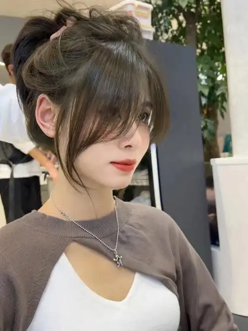 法式八字刘海减龄瘦脸又超有气质