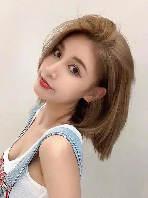 这钟短发真是显脸小