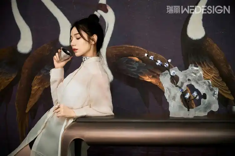 代斯性感抹胸裙写真图片