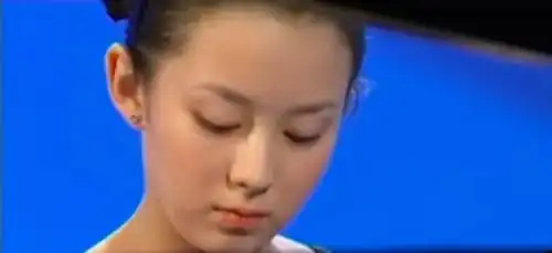 不过我还是鸡蛋里挑骨头的发现,小时候的吉娜有点肉肉的,皮肤看上去