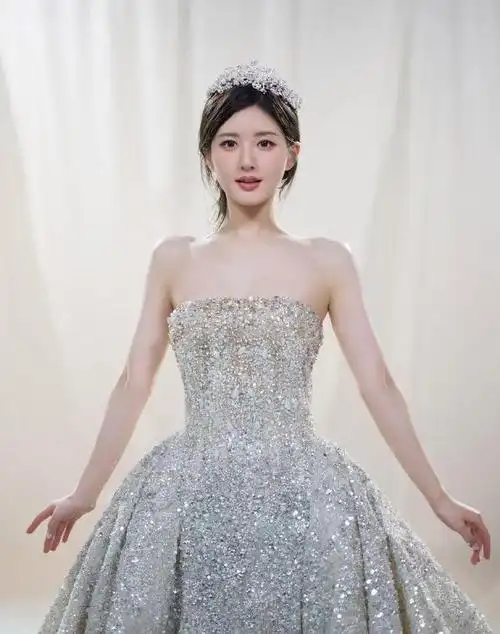 赵露思真实近照曝光,大象腿大肉脸非常路人,对比精修图判若两人