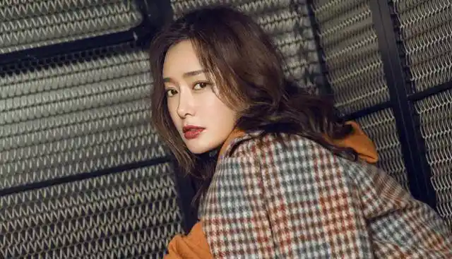 清纯女星抽烟这事你怎么看_秦岚_气质_事业