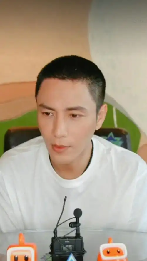 今天的寸头造型太鲨了~谁叫你颜值这么高呢!