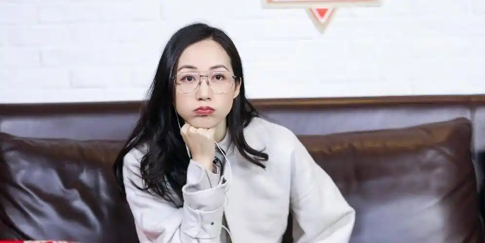 韩雪气质太好了,穿同色系连体裤配呢子大衣,戴细边眼镜文艺知性_中韩