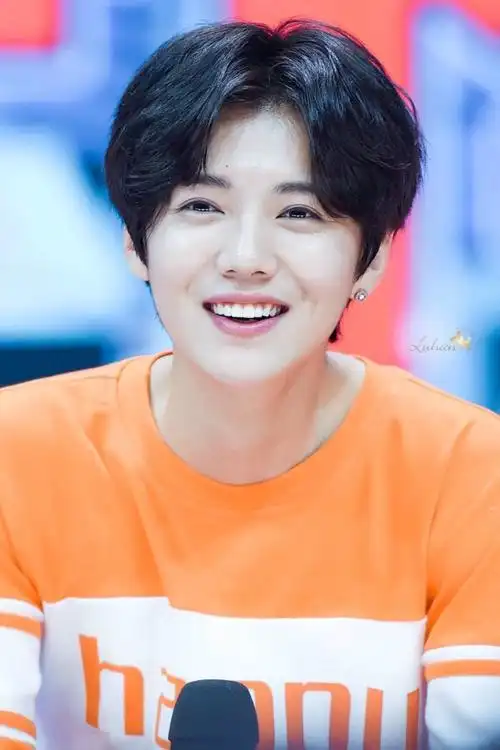 鹿晗!憨憨的笑(∩∩)